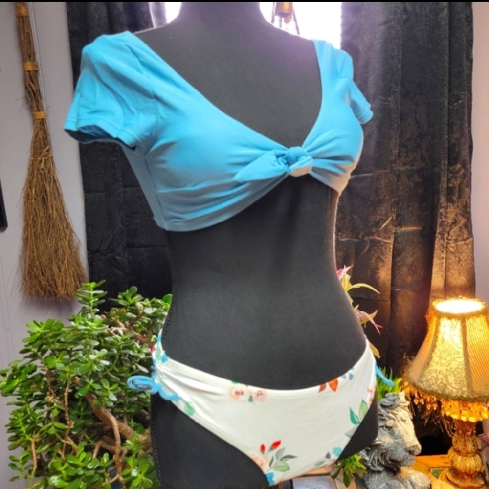 Absolutely adorable size medium halter bikini floral/blue